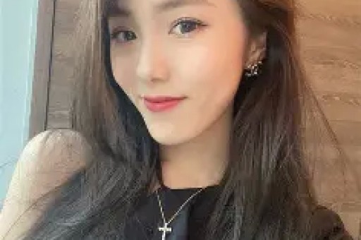 女星超大牌排场惹热议与男助理亲密举动引全网吵翻